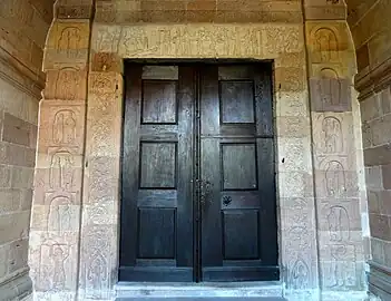 Portail roman du XIIe siècle