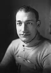 Portrait en noir et blanc d'un homme.