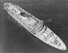 L’Andrea Doria avec une gîte sur tribord après la collision avec le Stockholm.
