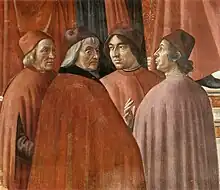 Dans des couleurs pastel vives, quatre hommes en cercle discutent au centre d'une salle. Ils sont vêtus de capes de couleurs unies différentes rosées-orangées, de chapeaux dans les mêmes tons.