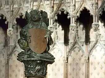 L'angelot au blason, détail des stalles de la cathédrale.