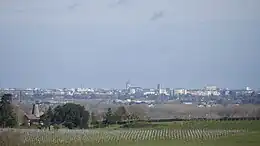 Vue d'Angers depuis le hameau du Pay. Au premier plan, le hameau de la Roche Sarrazin.