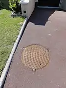 La tête de puits matérialisée, et sa plaque.