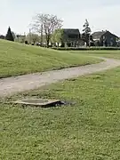 Le puits Archevêque dans son environnement.