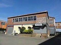 Le puits Saint-Mathias est à gauche de ce bâtiment.