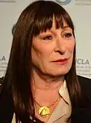 Anjelica Huston interprète Vicky