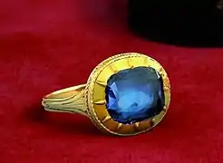 Anneau cardinalice aux armes de Léon XII, vue du chaton serti d'un saphir. MO Domenico Arcieri, Rome vers 1825