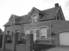 Des habitations groupées par deux.