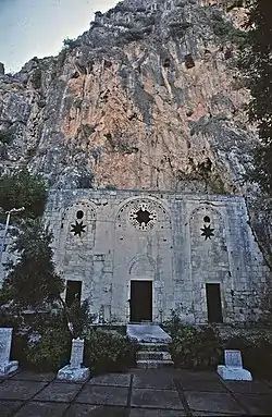 Façade de l'église de la grotte Saint-Pierre