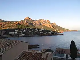 Le cap Roux vu du sud-ouest.