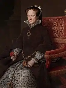 Un portrait officiel dans le style espagnol de Marie Tudor assise. Elle a un visage blême, charnu avec des cheveux roux et des yeux clairs. Son visage est sévère et ses yeux méfiants. Elle porte une robe brun foncé sur un jupon de brocart fortement modelé dans le style florentin. Son chapeau est bordé de pierres précieuses et de perles. Une grande partie de ses bijoux sont des perles grises. Elle tient une paire de gants de chevreau et une rose.
