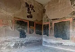 pièce, murs peints en carrés noirs entourés de rouge