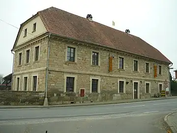 Magasin de meubles anciens.