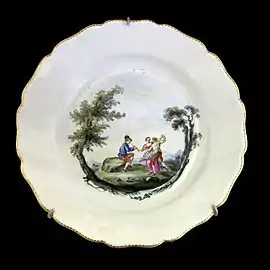 Assiette à décor polychrome et or, Marseille, musée des arts décoratifs, de la faïence et de la mode.