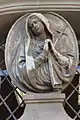 Détail de la statue de la Vierge au-dessus du portail d'entrée