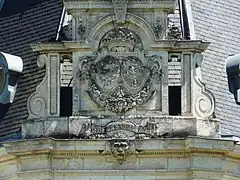 Le fronton armorié du logis.