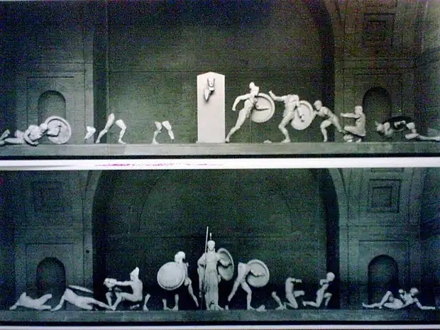 photographie de deux groupes de statues alignées