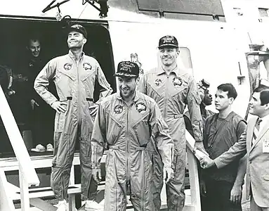 Haise, Lovell et Swigert débarquant sur le navire d’assaut amphibie, USS Iwo Jima (LPH-2).