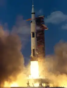 Photographie en couleur du décollage de la fusée Saturn V de la mission Apollo 16.