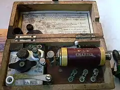 Vue de la pile, d'une bobine permettant de régler l'intensité du courant (voir les explications d'un système similaire sur ce site) et des trois bornes.