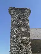 Vue d'une pile d'un aqueduc encore surmontée par l'amorce d'une arche.