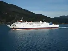 Ferry traversant un étroit bras de mer.