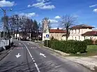 Vue du village depuis la RD231, mairie et église (avril 2013).