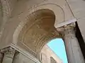 Vue de l'intrados sculpté d'un arc outrepassé. Ce dernier perce l'un des côtés latéraux du porche de Bab Lalla Rihana.