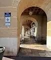 Arcades de l'immeuble des 42-66 quai du Port.