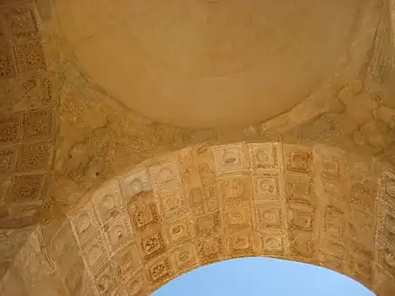 Pendentifs antiques romains, sculptés d'aigles impériales en relief, portant la petite coupole de l'arc de Septime Sévère à Leptis Magna (Libye), un arc de triomphe de type tétrapyle datant du IIe siècle.