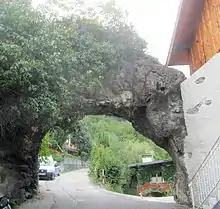 Arche percée dans le tuf à l'amont d'un ancien moulin