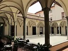 Photographie représentant un cloître.