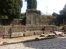 Photographie en couleurs d'une construction ruinée.