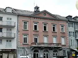 Photographie en couleurs d'une mairie (bâtiment administratif) à Argelès-Gazost, en France.