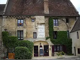 Vestiges de l'ancienne abbaye investis par un restaurant.