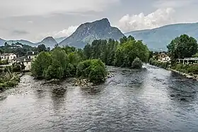 L'Ariège et son île fluviale à Tarascon-sur-Ariège.