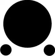 Trois ronds noirs en triangle, un gros en haut et deux plus petits en bas.