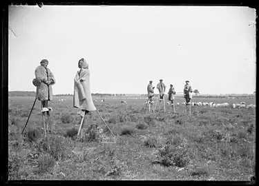 Commensacq, la Mouleyre. Bergers avec cape ou pelisse sur échasses. Photo de Félix Arnaudin.