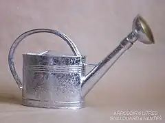 Arrosoir en acier galvanisé.