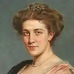 Le styles typique des années 1910: coiffure haute et puces d'oreille.