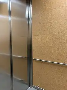 Intérieur de l'ascenseur de la MÉCA