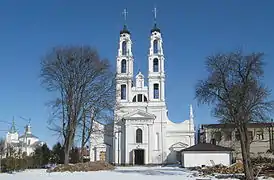 Façade de l'église catholique de l'Archange Michel d'Achmiany.