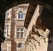 Assézat : la coursière et ses consoles décorées de gousses ioniques.