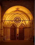 Porche renaissance (1487) et portail géminé du XIVe siècle.