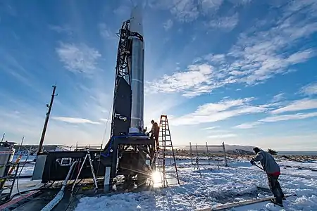 Le lanceur sur son socle avec la tour de service.