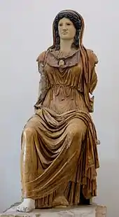 Statue de culte de Minerve à la tête d'Athéna. Albâtre rose (drapé, égide), basalte (chevelure, gorgonéion), marbre de Luna (gorgonéion, pied droit) et stuc peint (tête). Vers 50 AEC - 50 EC. Palais Massimo des Thermes
