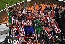 Joueurs de football célébrant leur victoire.