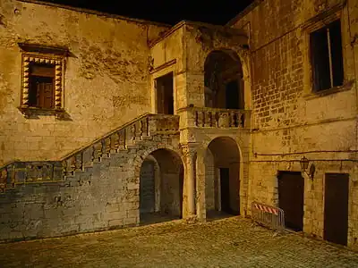 Atrium du château, avant la restauration.
