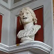 Acteur portant un masque de théâtre féminin