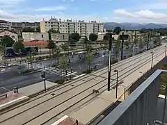 Pôle d'échange multimodal accolé à la gare.